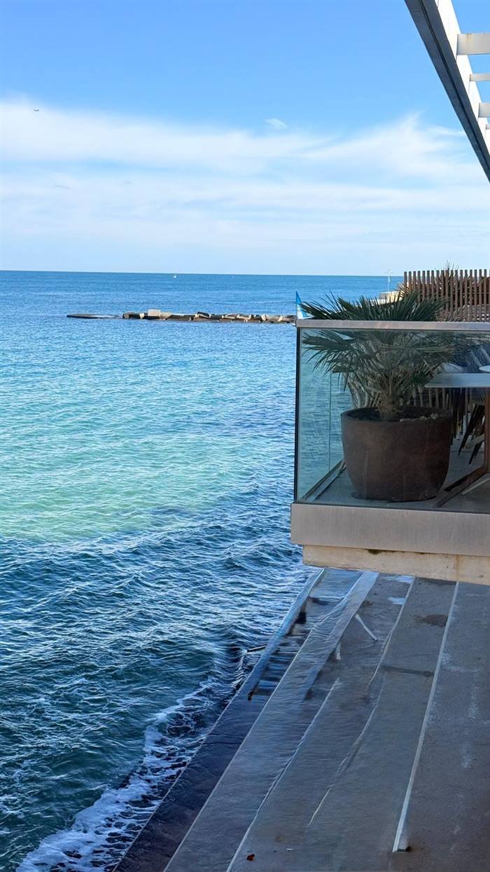 Sacada envidraçada com vista para o mar